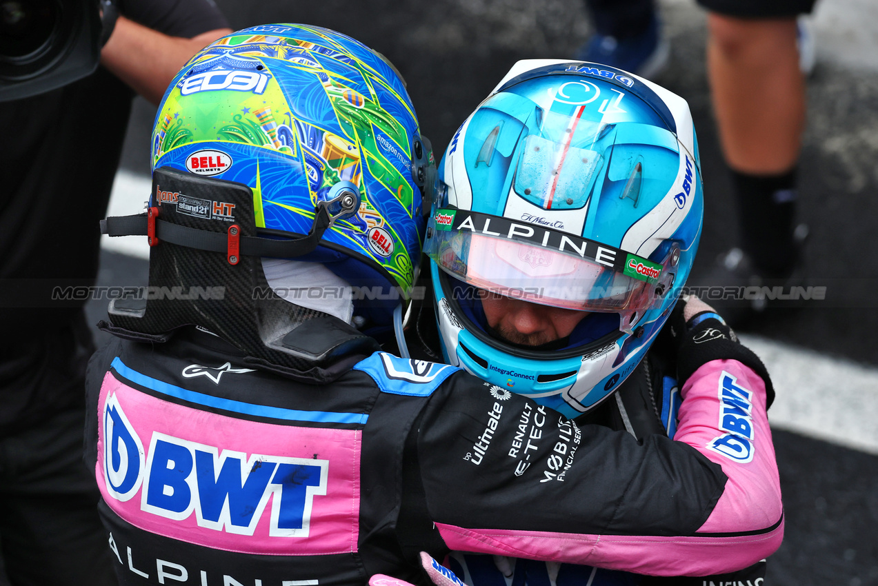 GP BRASILE, (L to R): Esteban Ocon (FRA) Alpine F1 Team e Pierre Gasly (FRA) Alpine F1 Team celebrate a 2-3 finish in parc ferme.

03.11.2024. Formula 1 World Championship, Rd 21, Brazilian Grand Prix, Sao Paulo, Brazil, Gara Day.

 - www.xpbimages.com, EMail: requests@xpbimages.com © Copyright: Coates / XPB Images