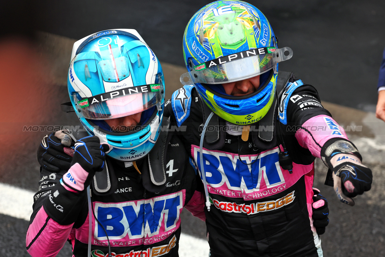 GP BRASILE, (L to R): Pierre Gasly (FRA) Alpine F1 Team celebrates his third position with second placed team mate Esteban Ocon (FRA) Alpine F1 Team in parc ferme.

03.11.2024. Formula 1 World Championship, Rd 21, Brazilian Grand Prix, Sao Paulo, Brazil, Gara Day.

 - www.xpbimages.com, EMail: requests@xpbimages.com © Copyright: Coates / XPB Images