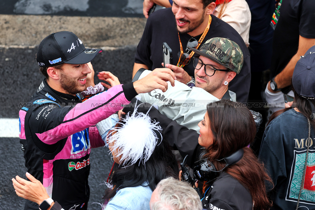 GP BRASILE, Pierre Gasly (FRA) Alpine F1 Team celebrates his third position in parc ferme.

03.11.2024. Formula 1 World Championship, Rd 21, Brazilian Grand Prix, Sao Paulo, Brazil, Gara Day.

 - www.xpbimages.com, EMail: requests@xpbimages.com © Copyright: Coates / XPB Images