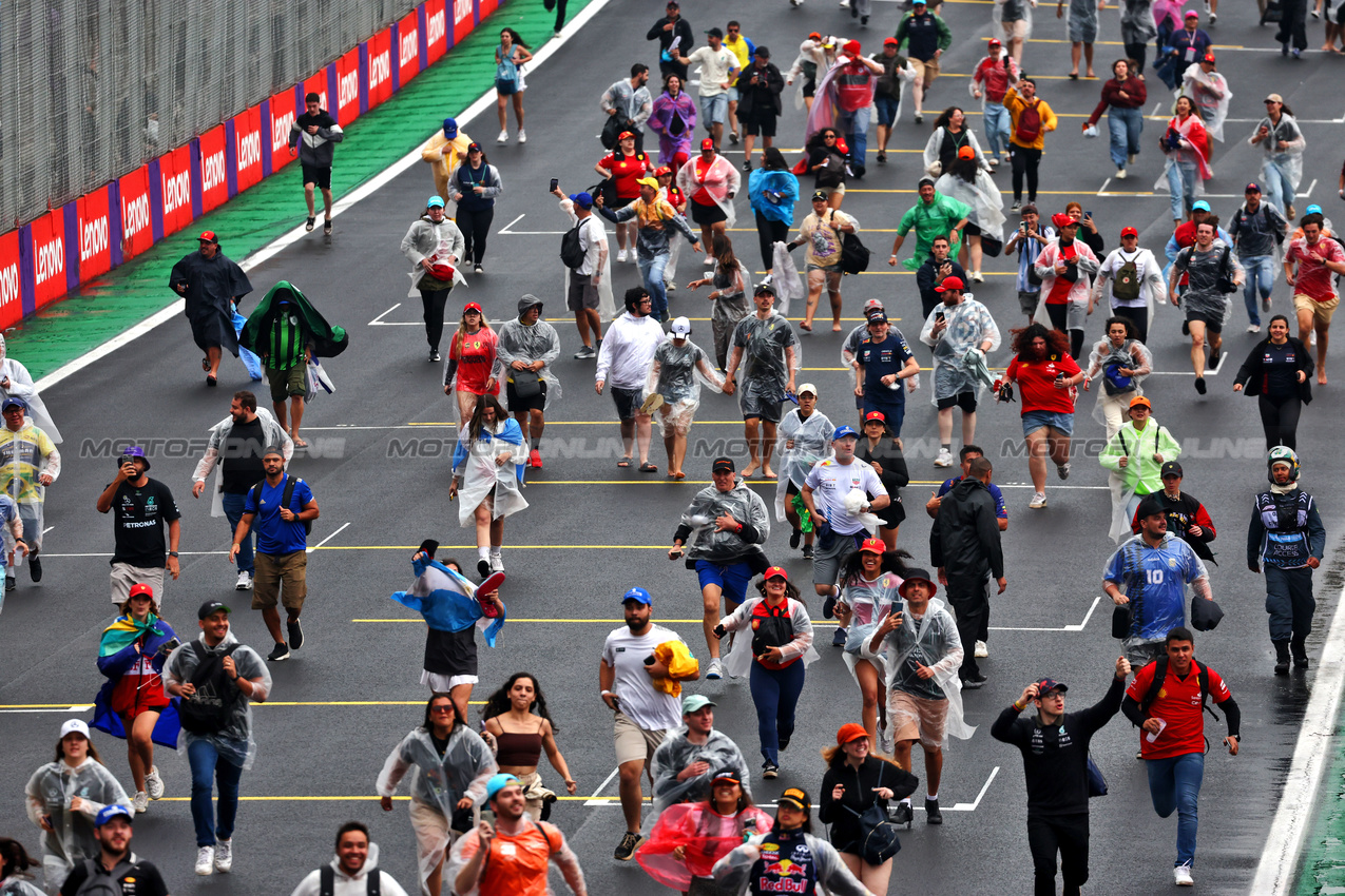 GP BRASILE, Circuit Atmosfera - fans at the podium.

03.11.2024. Formula 1 World Championship, Rd 21, Brazilian Grand Prix, Sao Paulo, Brazil, Gara Day.

 - www.xpbimages.com, EMail: requests@xpbimages.com © Copyright: Coates / XPB Images