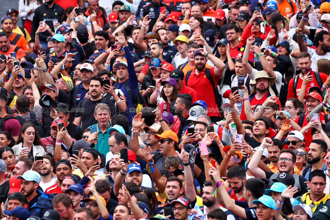 GP BRASILE, Circuit Atmosfera - fans at the podium.

03.11.2024. Formula 1 World Championship, Rd 21, Brazilian Grand Prix, Sao Paulo, Brazil, Gara Day.

 - www.xpbimages.com, EMail: requests@xpbimages.com © Copyright: Coates / XPB Images