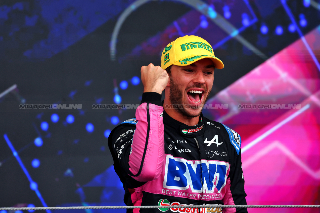 GP BRASILE, Pierre Gasly (FRA) Alpine F1 Team celebrates his third position on the podium.

03.11.2024. Formula 1 World Championship, Rd 21, Brazilian Grand Prix, Sao Paulo, Brazil, Gara Day.

 - www.xpbimages.com, EMail: requests@xpbimages.com © Copyright: Coates / XPB Images