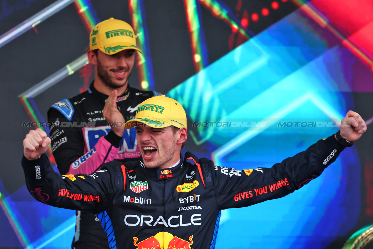 GP BRASILE, Gara winner Max Verstappen (NLD) Red Bull Racing celebrates on the podium.

03.11.2024. Formula 1 World Championship, Rd 21, Brazilian Grand Prix, Sao Paulo, Brazil, Gara Day.

 - www.xpbimages.com, EMail: requests@xpbimages.com © Copyright: Coates / XPB Images