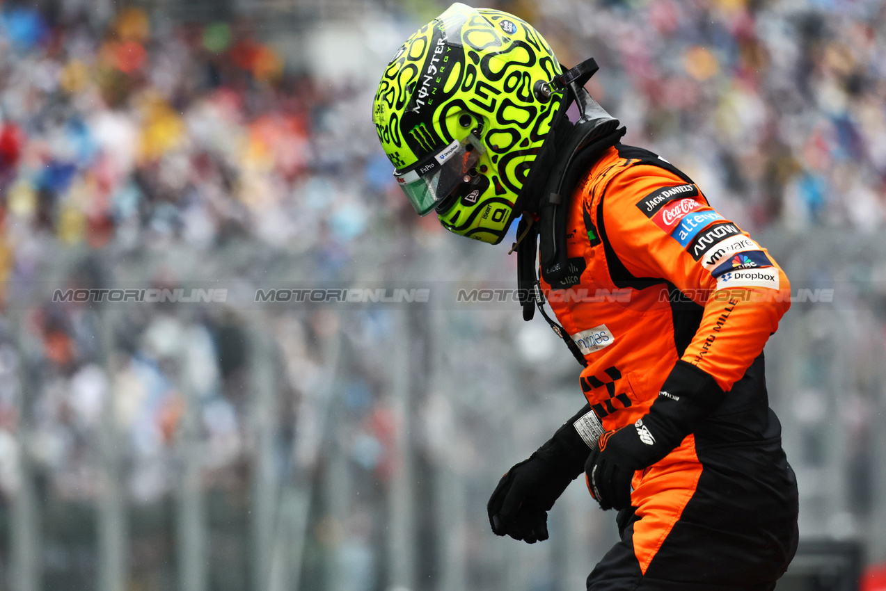 GP BRASILE, Pole sitter Lando Norris (GBR) McLaren in qualifying parc ferme.

03.11.2024. Formula 1 World Championship, Rd 21, Brazilian Grand Prix, Sao Paulo, Brazil, Gara Day.

- www.xpbimages.com, EMail: requests@xpbimages.com © Copyright: Charniaux / XPB Images