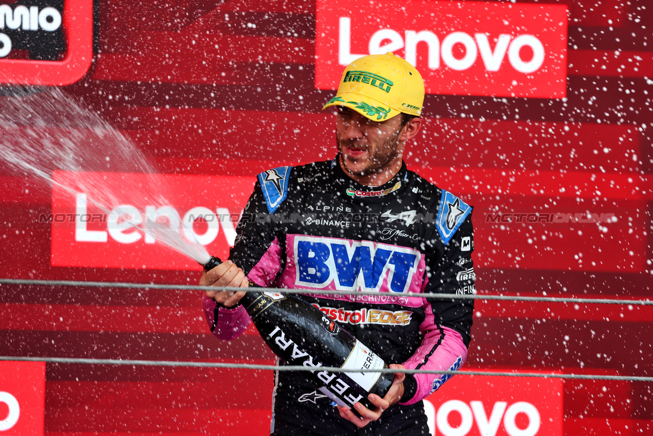 GP BRASILE, Pierre Gasly (FRA) Alpine F1 Team celebrates his third position on the podium.

03.11.2024. Formula 1 World Championship, Rd 21, Brazilian Grand Prix, Sao Paulo, Brazil, Gara Day.

 - www.xpbimages.com, EMail: requests@xpbimages.com © Copyright: Coates / XPB Images