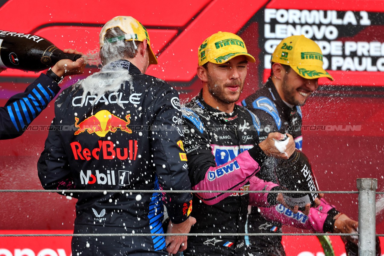 GP BRASILE, Pierre Gasly (FRA) Alpine F1 Team celebrates on the podium with Max Verstappen (NLD) Red Bull Racing e Esteban Ocon (FRA) Alpine F1 Team.

03.11.2024. Formula 1 World Championship, Rd 21, Brazilian Grand Prix, Sao Paulo, Brazil, Gara Day.

 - www.xpbimages.com, EMail: requests@xpbimages.com © Copyright: Coates / XPB Images