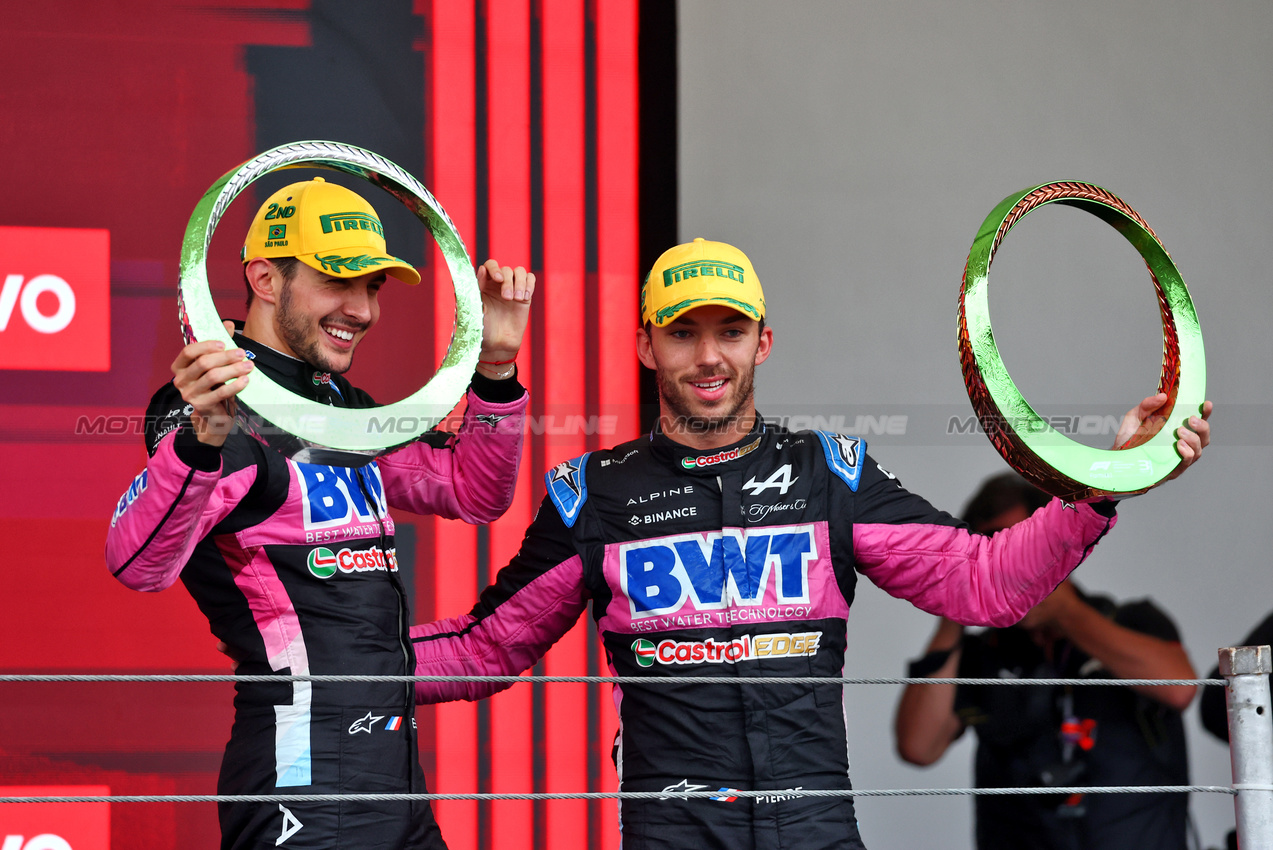 GP BRASILE, (L to R): Pierre Gasly (FRA) Alpine F1 Team celebrates his third position on the podium with third placed team mate Esteban Ocon (FRA) Alpine F1 Team.

03.11.2024. Formula 1 World Championship, Rd 21, Brazilian Grand Prix, Sao Paulo, Brazil, Gara Day.

 - www.xpbimages.com, EMail: requests@xpbimages.com © Copyright: Coates / XPB Images