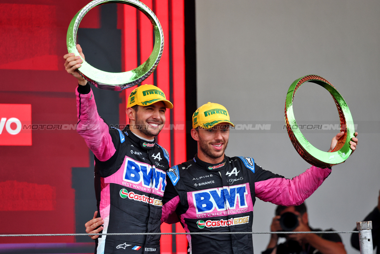 GP BRASILE, (L to R): Pierre Gasly (FRA) Alpine F1 Team celebrates his third position on the podium with third placed team mate Esteban Ocon (FRA) Alpine F1 Team.

03.11.2024. Formula 1 World Championship, Rd 21, Brazilian Grand Prix, Sao Paulo, Brazil, Gara Day.

 - www.xpbimages.com, EMail: requests@xpbimages.com © Copyright: Coates / XPB Images