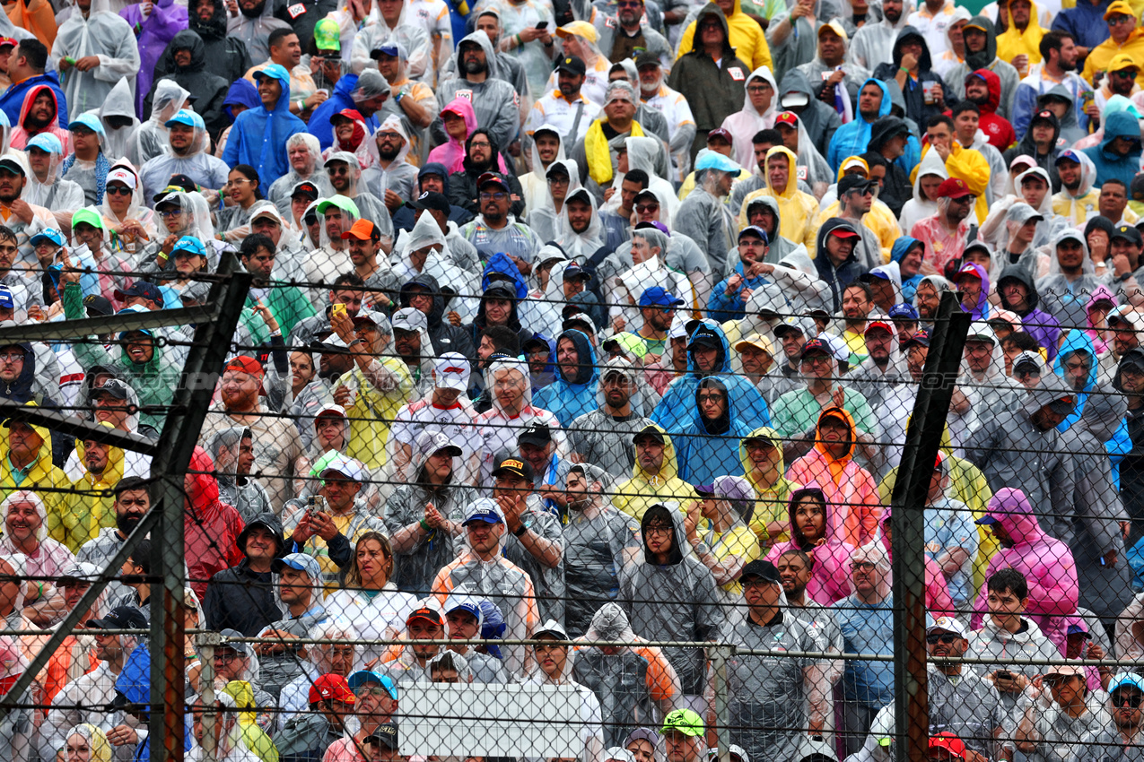 GP BRASILE, Circuit Atmosfera - fans in the grandstand.

03.11.2024. Formula 1 World Championship, Rd 21, Brazilian Grand Prix, Sao Paulo, Brazil, Gara Day.

 - www.xpbimages.com, EMail: requests@xpbimages.com © Copyright: Coates / XPB Images