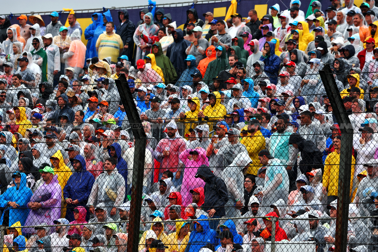 GP BRASILE, Circuit Atmosfera - fans in the grandstand.

03.11.2024. Formula 1 World Championship, Rd 21, Brazilian Grand Prix, Sao Paulo, Brazil, Gara Day.

 - www.xpbimages.com, EMail: requests@xpbimages.com © Copyright: Coates / XPB Images