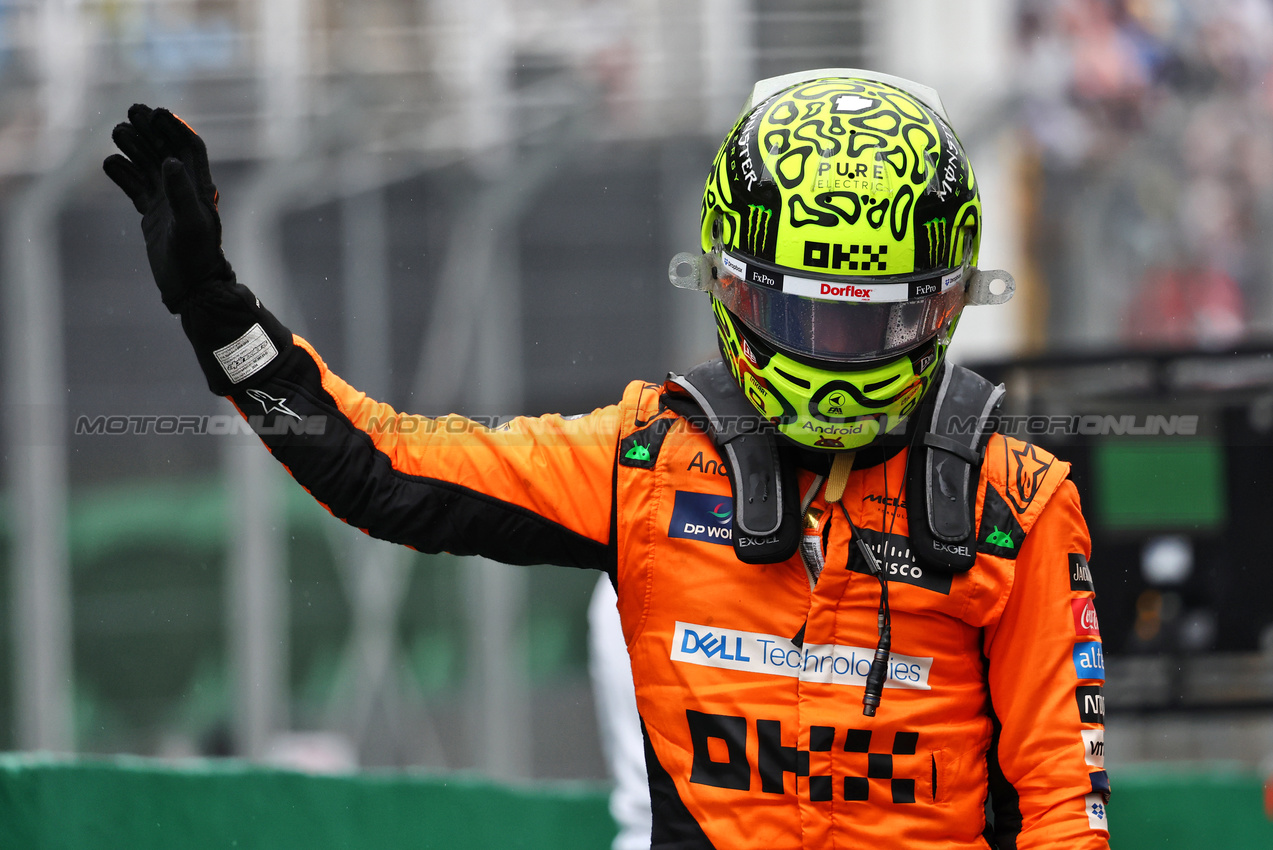 GP BRASILE, Lando Norris (GBR) McLaren celebrates his pole position in qualifying parc ferme.

03.11.2024. Formula 1 World Championship, Rd 21, Brazilian Grand Prix, Sao Paulo, Brazil, Gara Day.

- www.xpbimages.com, EMail: requests@xpbimages.com © Copyright: Charniaux / XPB Images