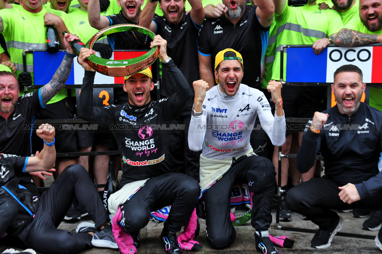 GP BRASILE, Esteban Ocon (FRA) Alpine F1 Team e Pierre Gasly (FRA) Alpine F1 Team celebrate a 2-3 finish with the team.

03.11.2024. Formula 1 World Championship, Rd 21, Brazilian Grand Prix, Sao Paulo, Brazil, Gara Day.

- www.xpbimages.com, EMail: requests@xpbimages.com © Copyright: Batchelor / XPB Images