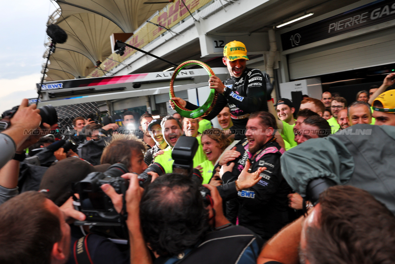 GP BRASILE, Pierre Gasly (FRA) Alpine F1 Team celebrates his third position with the team.

03.11.2024. Formula 1 World Championship, Rd 21, Brazilian Grand Prix, Sao Paulo, Brazil, Gara Day.

- www.xpbimages.com, EMail: requests@xpbimages.com © Copyright: Batchelor / XPB Images