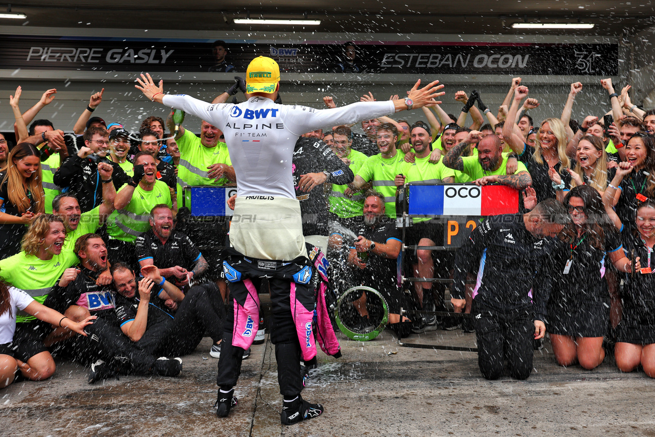 GP BRASILE, Esteban Ocon (FRA) Alpine F1 Team celebrates his second position with the team.

03.11.2024. Formula 1 World Championship, Rd 21, Brazilian Grand Prix, Sao Paulo, Brazil, Gara Day.

- www.xpbimages.com, EMail: requests@xpbimages.com © Copyright: Batchelor / XPB Images