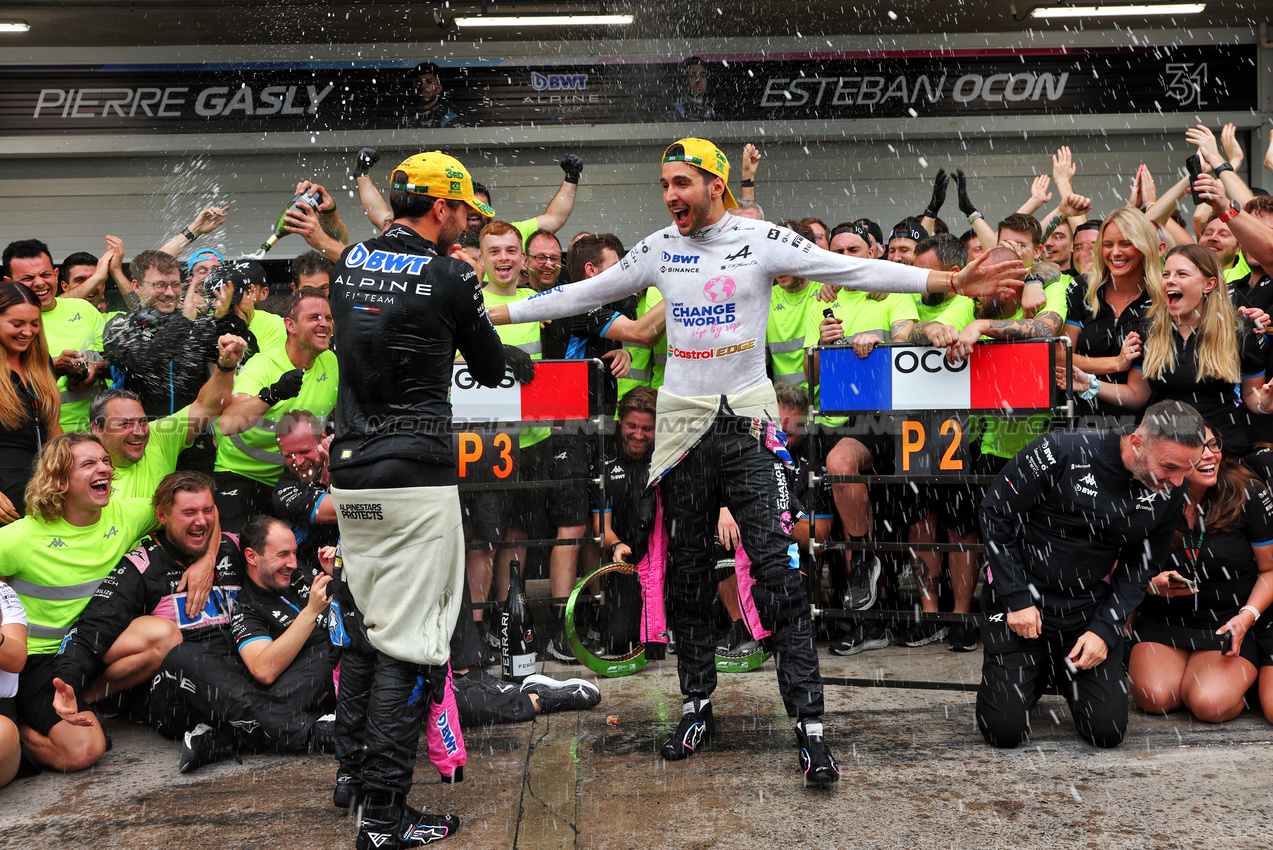 GP BRASILE, Esteban Ocon (FRA) Alpine F1 Team e Pierre Gasly (FRA) Alpine F1 Team celebrate a 2-3 finish with the team.

03.11.2024. Formula 1 World Championship, Rd 21, Brazilian Grand Prix, Sao Paulo, Brazil, Gara Day.

- www.xpbimages.com, EMail: requests@xpbimages.com © Copyright: Batchelor / XPB Images