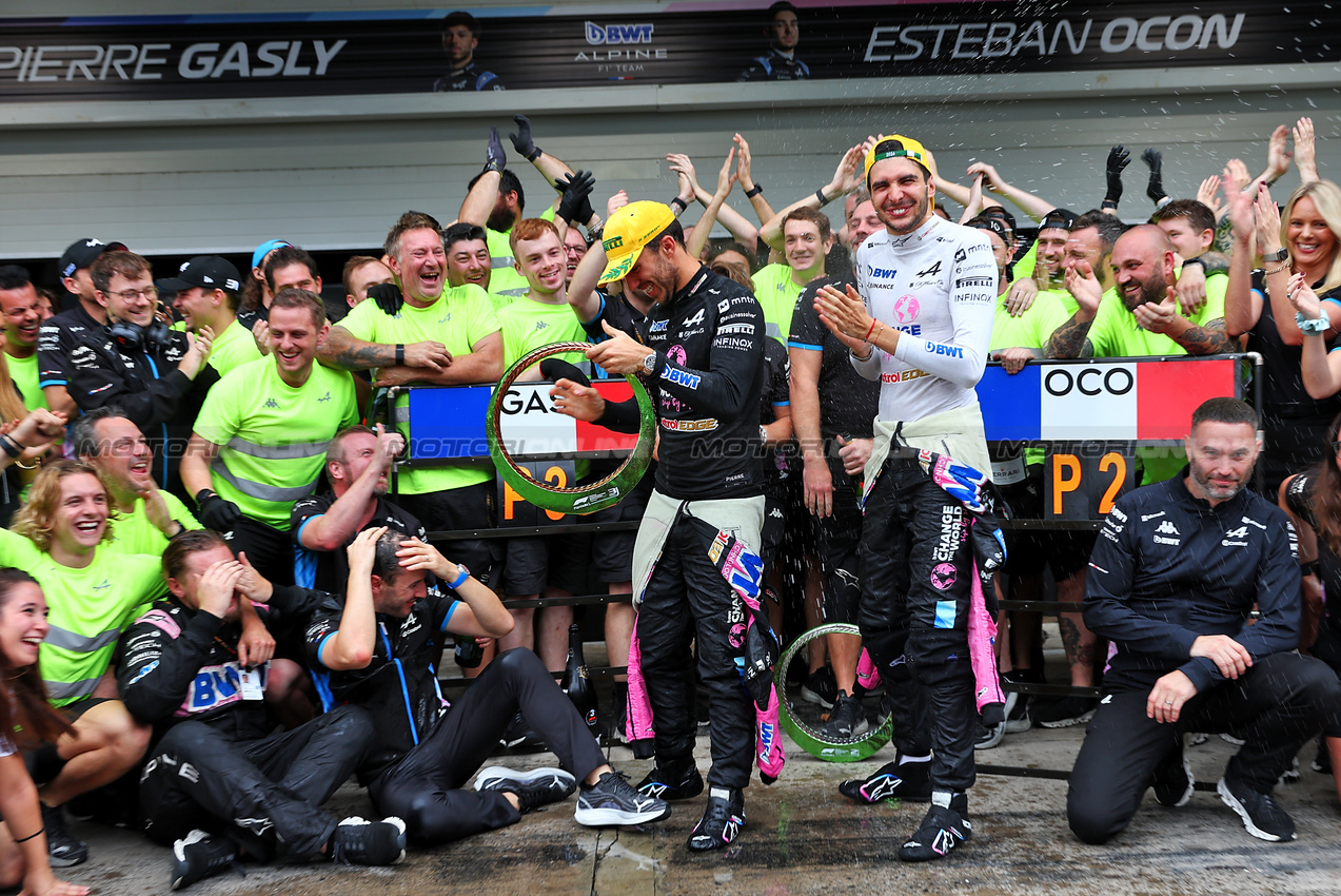 GP BRASILE, Esteban Ocon (FRA) Alpine F1 Team e Pierre Gasly (FRA) Alpine F1 Team celebrate a 2-3 finish with the team.

03.11.2024. Formula 1 World Championship, Rd 21, Brazilian Grand Prix, Sao Paulo, Brazil, Gara Day.

- www.xpbimages.com, EMail: requests@xpbimages.com © Copyright: Batchelor / XPB Images