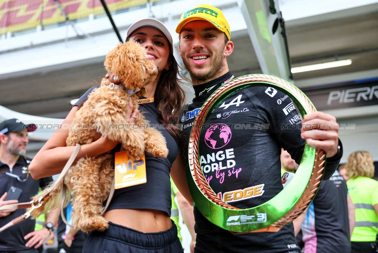 GP BRASILE, Pierre Gasly (FRA) Alpine F1 Team celebrates his third position with Domenica Kika Cerqueira Gomes (POR).

03.11.2024. Formula 1 World Championship, Rd 21, Brazilian Grand Prix, Sao Paulo, Brazil, Gara Day.

- www.xpbimages.com, EMail: requests@xpbimages.com © Copyright: Batchelor / XPB Images