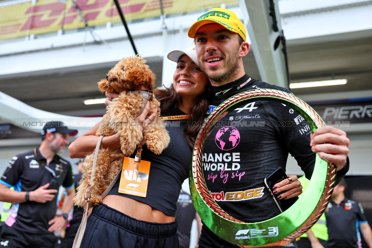 GP BRASILE, Pierre Gasly (FRA) Alpine F1 Team celebrates his third position with Domenica Kika Cerqueira Gomes (POR).

03.11.2024. Formula 1 World Championship, Rd 21, Brazilian Grand Prix, Sao Paulo, Brazil, Gara Day.

- www.xpbimages.com, EMail: requests@xpbimages.com © Copyright: Batchelor / XPB Images