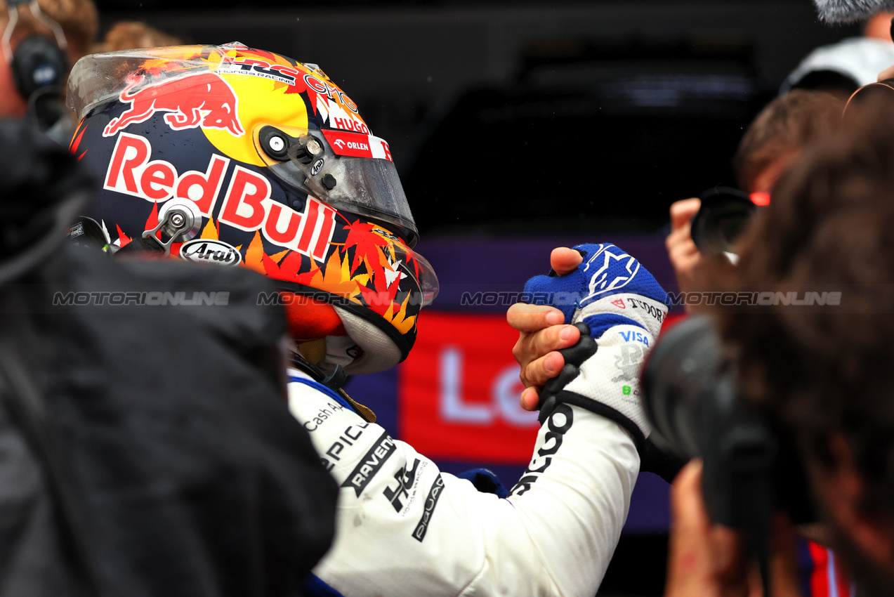 GP BRASILE, Yuki Tsunoda (JPN) RB celebrates his third position in qualifying parc ferme.

03.11.2024. Formula 1 World Championship, Rd 21, Brazilian Grand Prix, Sao Paulo, Brazil, Gara Day.

- www.xpbimages.com, EMail: requests@xpbimages.com © Copyright: Charniaux / XPB Images