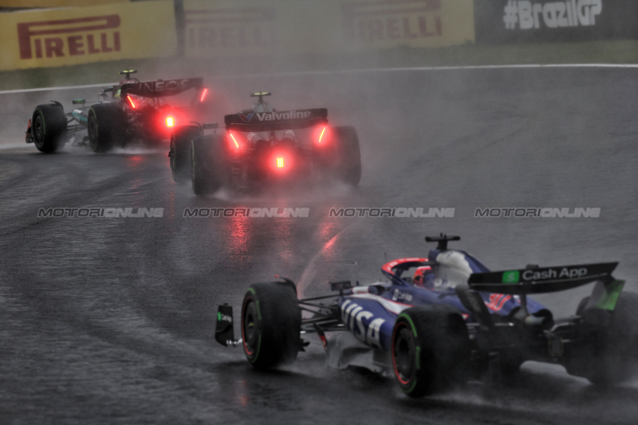 GP BRASILE, Fernando Alonso (ESP) Aston Martin F1 Team AMR24.

03.11.2024. Formula 1 World Championship, Rd 21, Brazilian Grand Prix, Sao Paulo, Brazil, Gara Day.

 - www.xpbimages.com, EMail: requests@xpbimages.com © Copyright: Staley / XPB Images