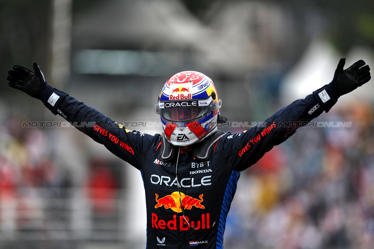 GP BRASILE, Gara winner Max Verstappen (NLD) Red Bull Racing celebrates in parc ferme.

03.11.2024. Formula 1 World Championship, Rd 21, Brazilian Grand Prix, Sao Paulo, Brazil, Gara Day.

 - www.xpbimages.com, EMail: requests@xpbimages.com © Copyright: Staley / XPB Images