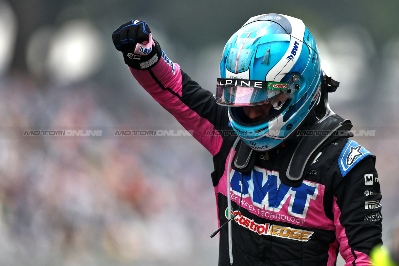 GP BRASILE, Pierre Gasly (FRA) Alpine F1 Team celebrates his third position in parc ferme.

03.11.2024. Formula 1 World Championship, Rd 21, Brazilian Grand Prix, Sao Paulo, Brazil, Gara Day.

 - www.xpbimages.com, EMail: requests@xpbimages.com © Copyright: Staley / XPB Images