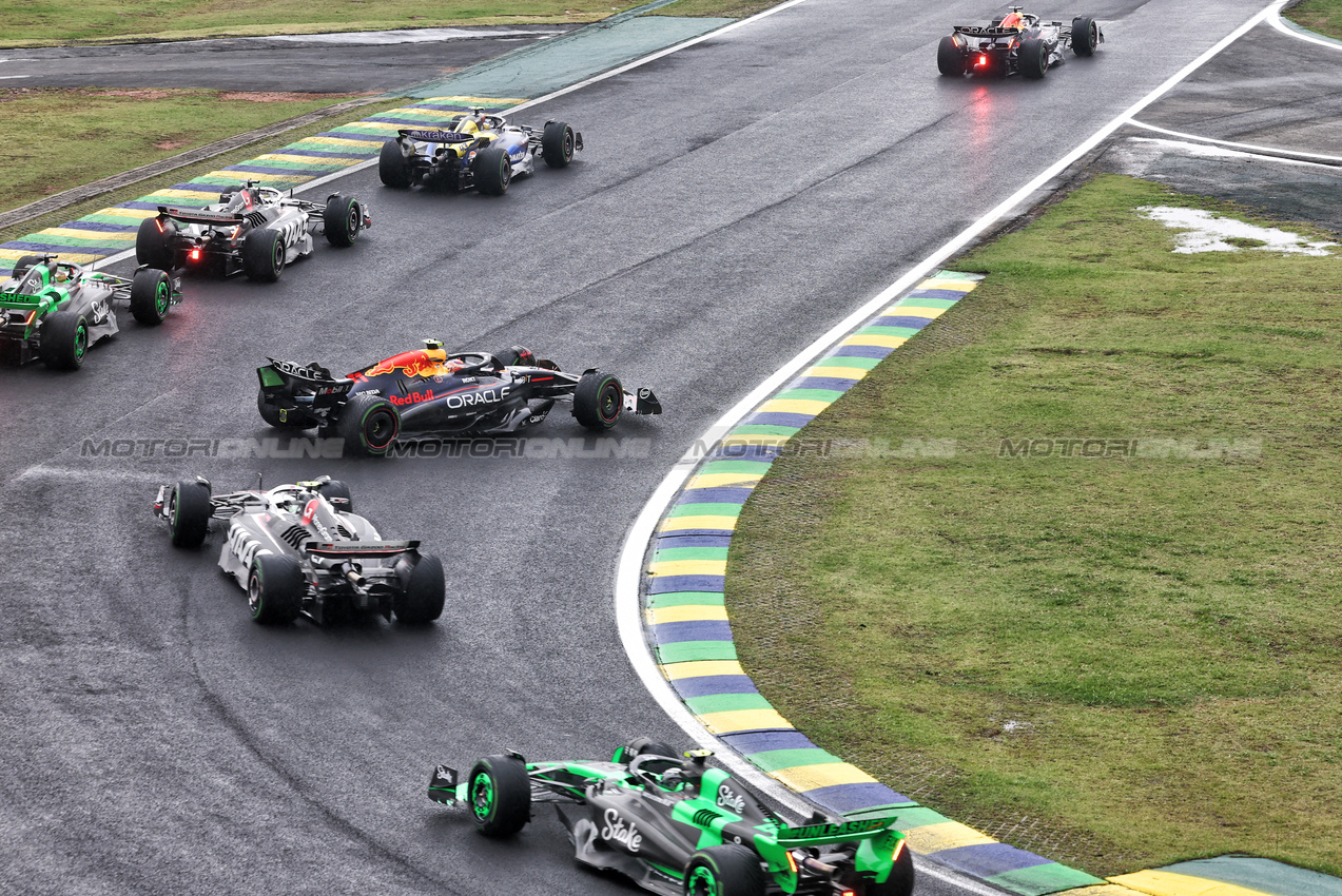 GP BRASILE, Sergio Perez (MEX) Red Bull Racing RB20 spins at the partenza of the race.

03.11.2024. Formula 1 World Championship, Rd 21, Brazilian Grand Prix, Sao Paulo, Brazil, Gara Day.

 - www.xpbimages.com, EMail: requests@xpbimages.com © Copyright: Staley / XPB Images