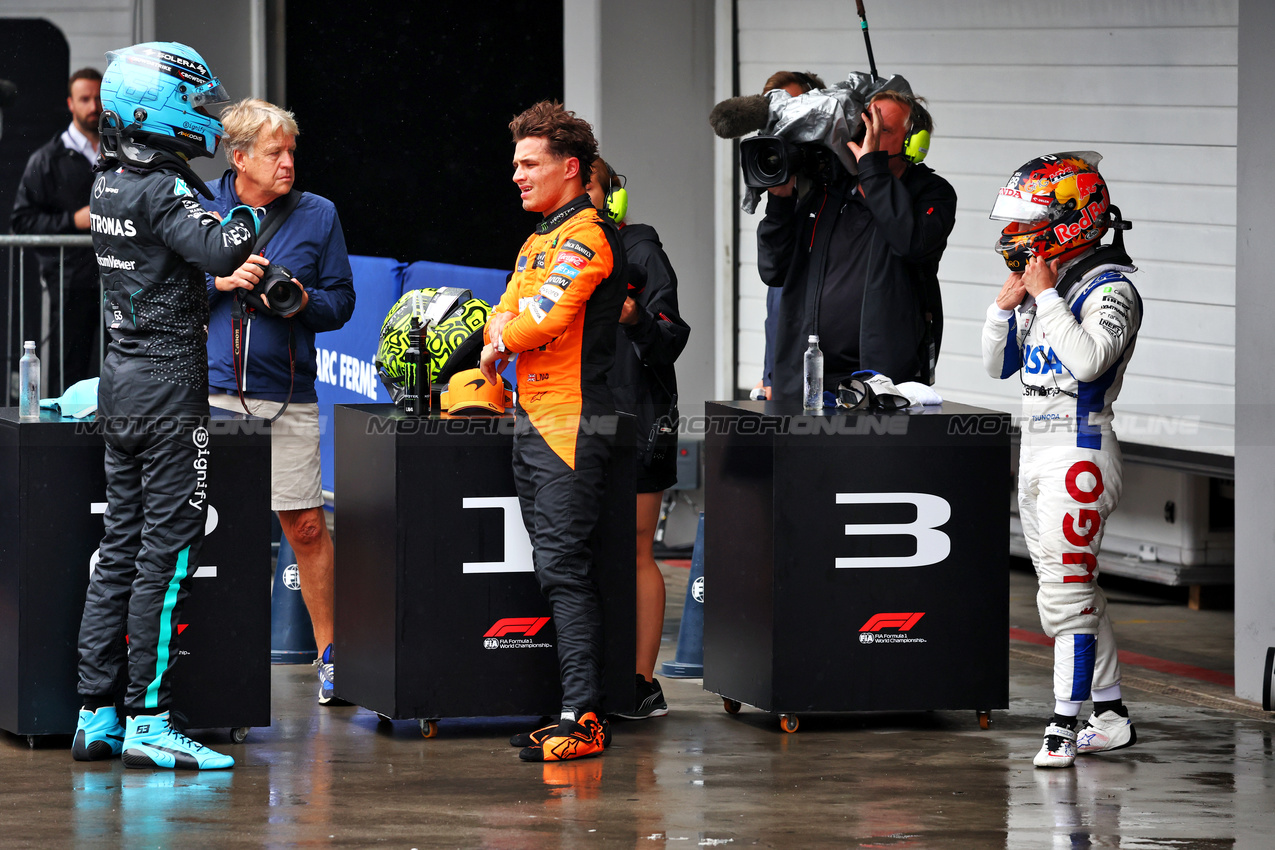 GP BRASILE, Qualifiche top three in parc ferme (L to R): George Russell (GBR) Mercedes AMG F1, second; Lando Norris (GBR) McLaren, pole position; Yuki Tsunoda (JPN) RB, third.

03.11.2024. Formula 1 World Championship, Rd 21, Brazilian Grand Prix, Sao Paulo, Brazil, Gara Day.

- www.xpbimages.com, EMail: requests@xpbimages.com © Copyright: Charniaux / XPB Images