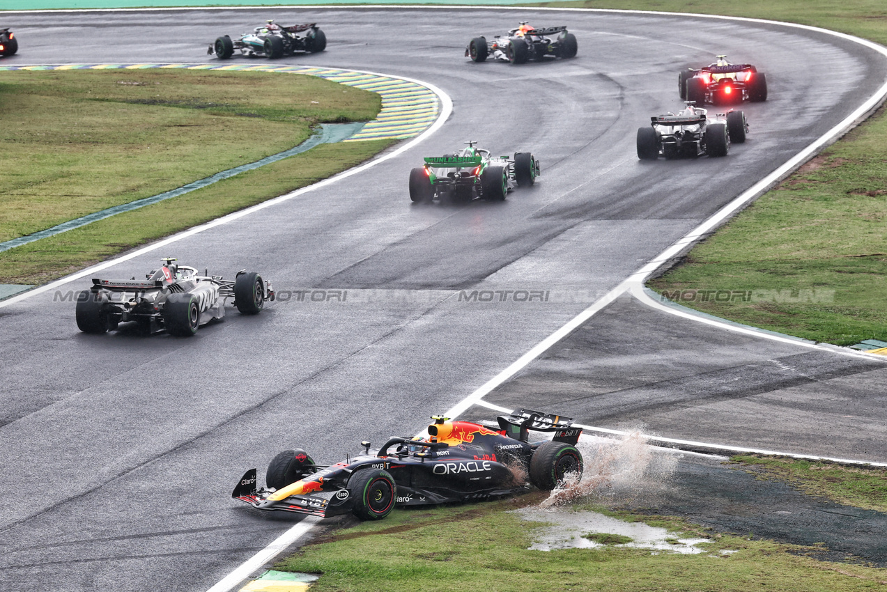 GP BRASILE, Sergio Perez (MEX) Red Bull Racing RB20 spins at the partenza of the race.

03.11.2024. Formula 1 World Championship, Rd 21, Brazilian Grand Prix, Sao Paulo, Brazil, Gara Day.

 - www.xpbimages.com, EMail: requests@xpbimages.com © Copyright: Staley / XPB Images