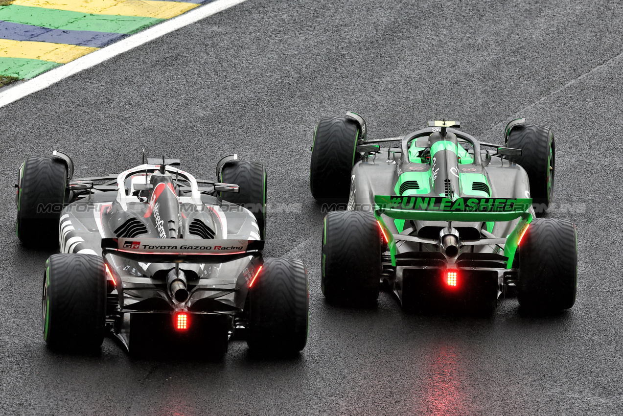 GP BRASILE, Oliver Bearman (GBR) Haas VF-24 Reserve Driver e Zhou Guanyu (CHN) Sauber C44 battle for position.

03.11.2024. Formula 1 World Championship, Rd 21, Brazilian Grand Prix, Sao Paulo, Brazil, Gara Day.

 - www.xpbimages.com, EMail: requests@xpbimages.com © Copyright: Staley / XPB Images