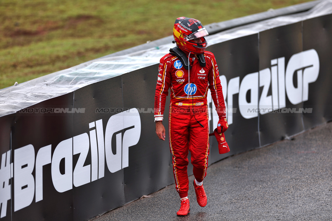 GP BRASILE, Carlos Sainz Jr (ESP) Ferrari crashed out of the race.

03.11.2024. Formula 1 World Championship, Rd 21, Brazilian Grand Prix, Sao Paulo, Brazil, Gara Day.

 - www.xpbimages.com, EMail: requests@xpbimages.com © Copyright: Staley / XPB Images