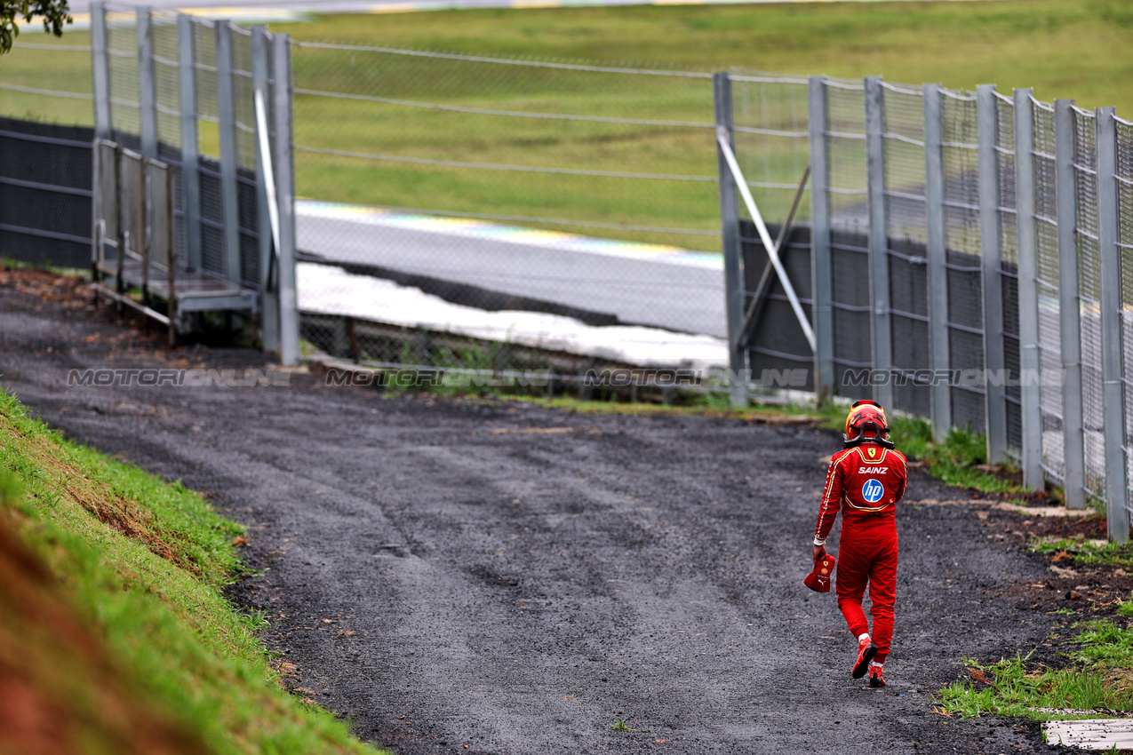 GP BRASILE, Carlos Sainz Jr (ESP) Ferrari crashed out of the race.

03.11.2024. Formula 1 World Championship, Rd 21, Brazilian Grand Prix, Sao Paulo, Brazil, Gara Day.

 - www.xpbimages.com, EMail: requests@xpbimages.com © Copyright: Staley / XPB Images