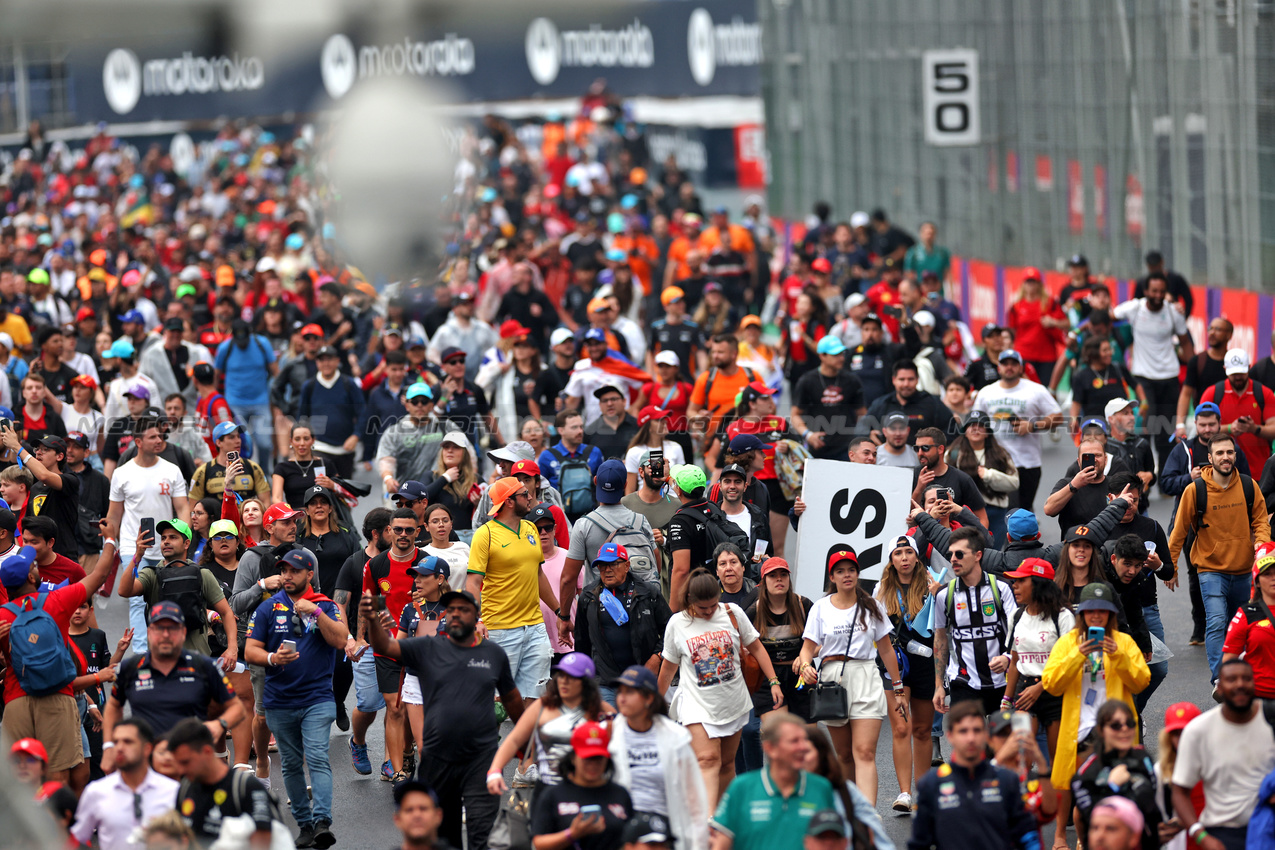 GP BRASILE, Circuit Atmosfera - fans at the podium.

03.11.2024. Formula 1 World Championship, Rd 21, Brazilian Grand Prix, Sao Paulo, Brazil, Gara Day.

 - www.xpbimages.com, EMail: requests@xpbimages.com © Copyright: Staley / XPB Images