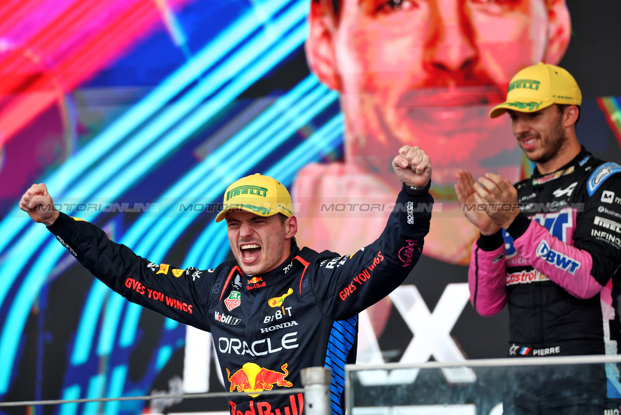 GP BRASILE, Gara winner Max Verstappen (NLD) Red Bull Racing celebrates on the podium.

03.11.2024. Formula 1 World Championship, Rd 21, Brazilian Grand Prix, Sao Paulo, Brazil, Gara Day.

 - www.xpbimages.com, EMail: requests@xpbimages.com © Copyright: Staley / XPB Images