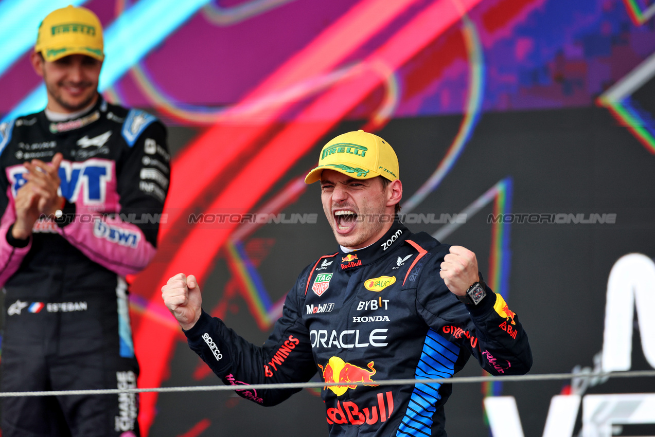 GP BRASILE, Gara winner Max Verstappen (NLD) Red Bull Racing celebrates on the podium.

03.11.2024. Formula 1 World Championship, Rd 21, Brazilian Grand Prix, Sao Paulo, Brazil, Gara Day.

 - www.xpbimages.com, EMail: requests@xpbimages.com © Copyright: Staley / XPB Images