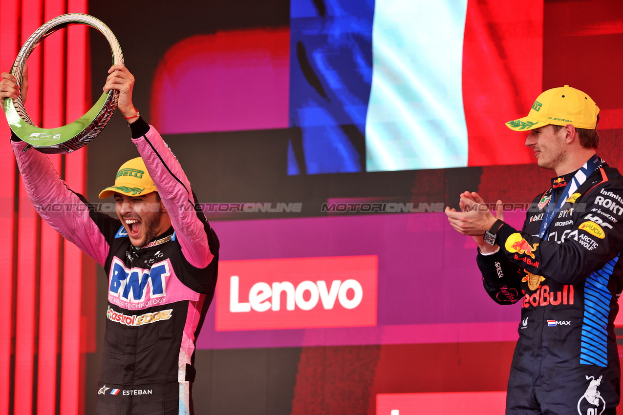 GP BRASILE, Esteban Ocon (FRA) Alpine F1 Team celebrates his second position on the podium.

03.11.2024. Formula 1 World Championship, Rd 21, Brazilian Grand Prix, Sao Paulo, Brazil, Gara Day.

 - www.xpbimages.com, EMail: requests@xpbimages.com © Copyright: Staley / XPB Images