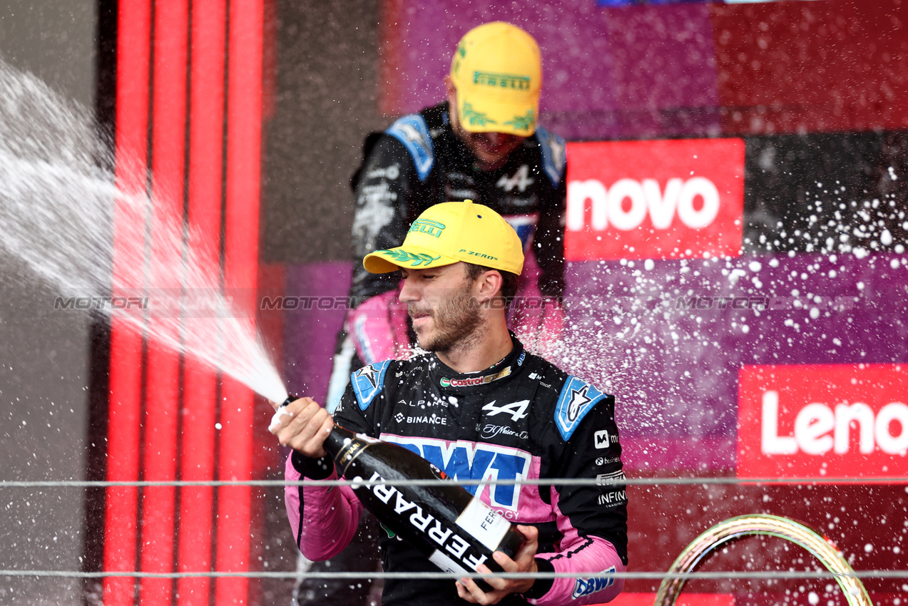 GP BRASILE, Pierre Gasly (FRA) Alpine F1 Team celebrates his third position on the podium.

03.11.2024. Formula 1 World Championship, Rd 21, Brazilian Grand Prix, Sao Paulo, Brazil, Gara Day.

 - www.xpbimages.com, EMail: requests@xpbimages.com © Copyright: Staley / XPB Images