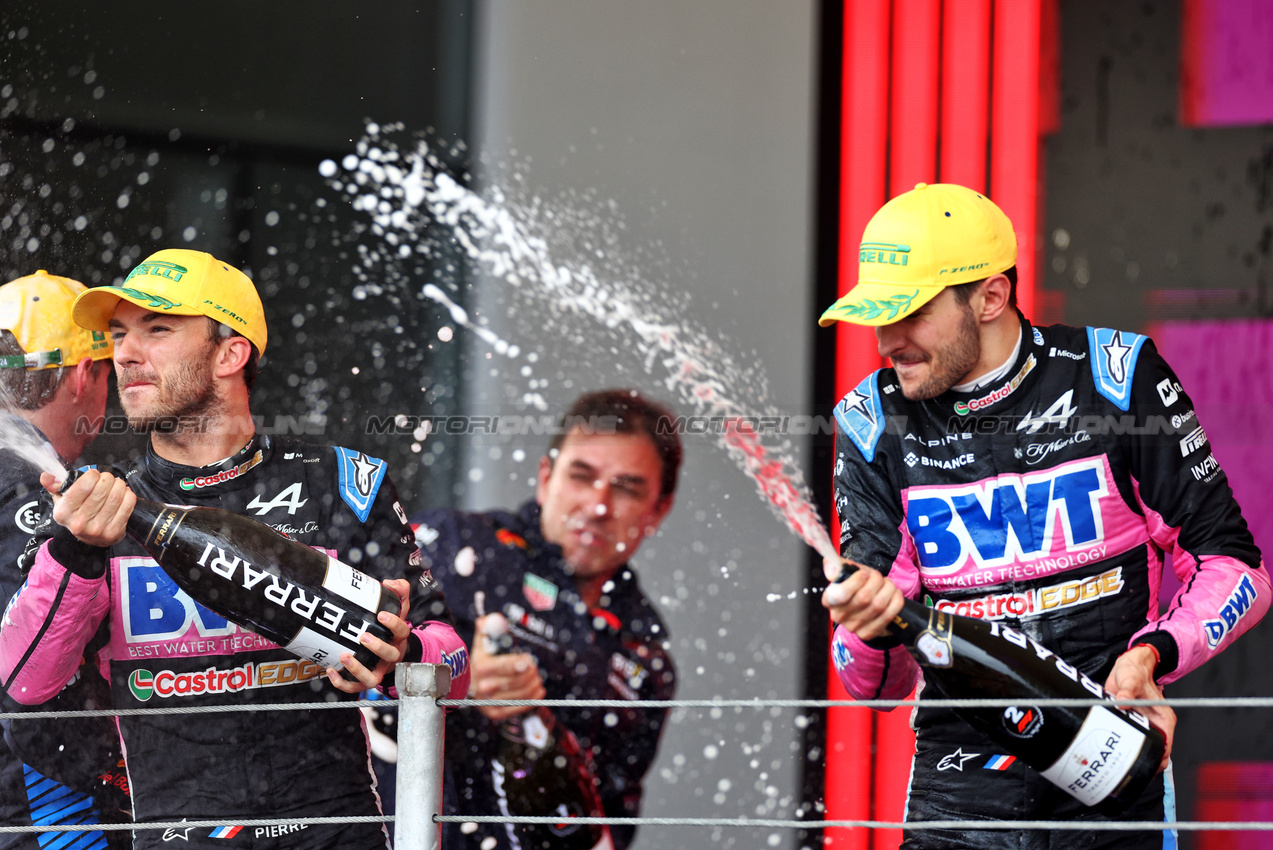 GP BRASILE, (L to R): Pierre Gasly (FRA) Alpine F1 Team celebrates his third position on the podium with second placed team mate Esteban Ocon (FRA) Alpine F1 Team.

03.11.2024. Formula 1 World Championship, Rd 21, Brazilian Grand Prix, Sao Paulo, Brazil, Gara Day.

 - www.xpbimages.com, EMail: requests@xpbimages.com © Copyright: Staley / XPB Images