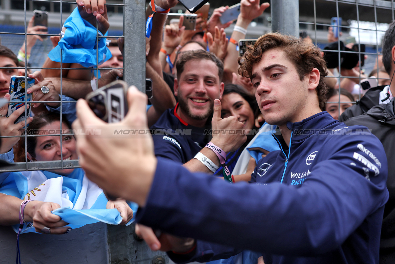 GP BRASILE, Franco Colapinto (ARG) Williams Racing with fans.

03.11.2024. Formula 1 World Championship, Rd 21, Brazilian Grand Prix, Sao Paulo, Brazil, Gara Day.

 - www.xpbimages.com, EMail: requests@xpbimages.com © Copyright: Staley / XPB Images