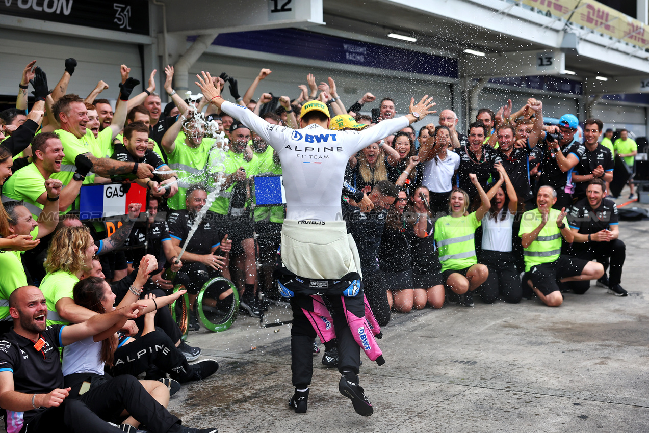 GP BRASILE, Esteban Ocon (FRA) Alpine F1 Team celebrates his second place finish with the team.

03.11.2024. Formula 1 World Championship, Rd 21, Brazilian Grand Prix, Sao Paulo, Brazil, Gara Day.

 - www.xpbimages.com, EMail: requests@xpbimages.com © Copyright: Staley / XPB Images