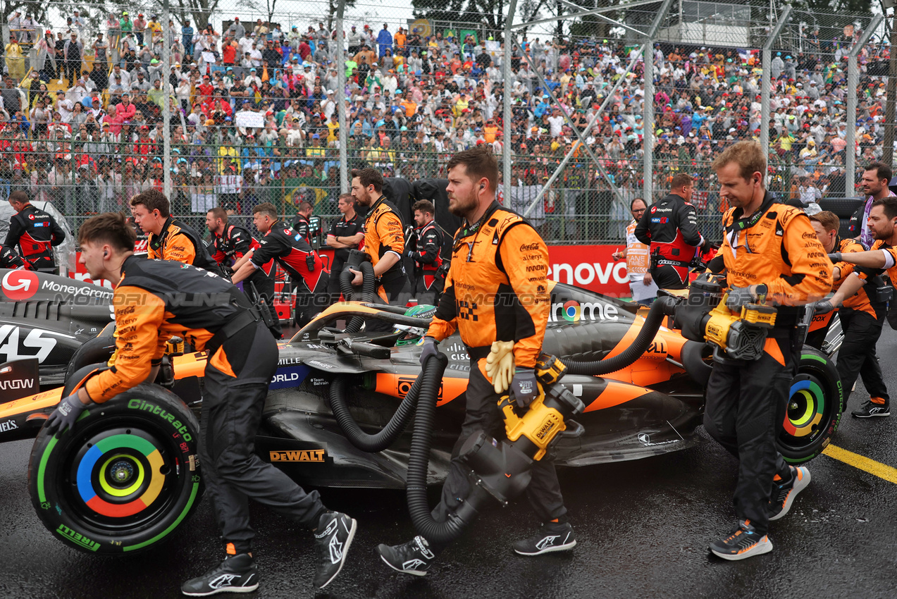 GP BRASILE, Oscar Piastri (AUS) McLaren MCL38 on the grid.

03.11.2024. Formula 1 World Championship, Rd 21, Brazilian Grand Prix, Sao Paulo, Brazil, Gara Day.

 - www.xpbimages.com, EMail: requests@xpbimages.com © Copyright: Staley / XPB Images