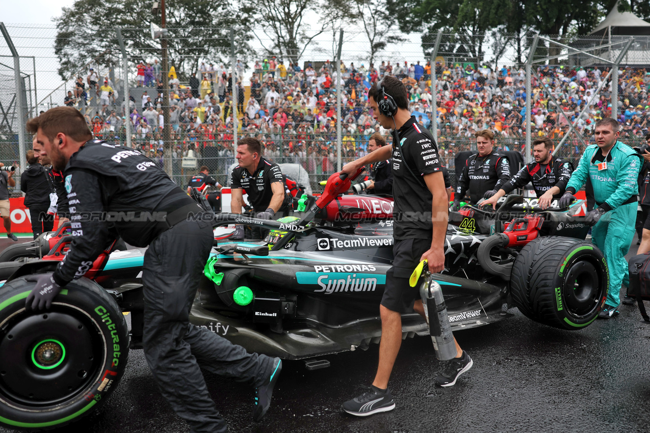 GP BRASILE, Lewis Hamilton (GBR) Mercedes AMG F1 W15 on the grid.

03.11.2024. Formula 1 World Championship, Rd 21, Brazilian Grand Prix, Sao Paulo, Brazil, Gara Day.

 - www.xpbimages.com, EMail: requests@xpbimages.com © Copyright: Staley / XPB Images