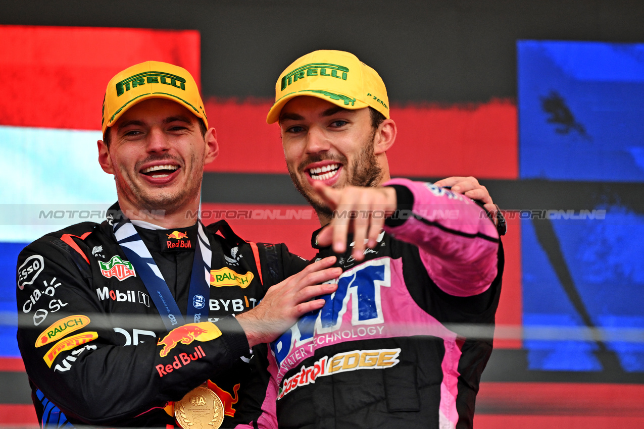 GP BRASILE, (L to R): Gara winner Max Verstappen (NLD) Red Bull Racing celebrates with third placed Pierre Gasly (FRA) Alpine F1 Team on the podium.

03.11.2024. Formula 1 World Championship, Rd 21, Brazilian Grand Prix, Sao Paulo, Brazil, Gara Day.

- www.xpbimages.com, EMail: requests@xpbimages.com © Copyright: Price / XPB Images