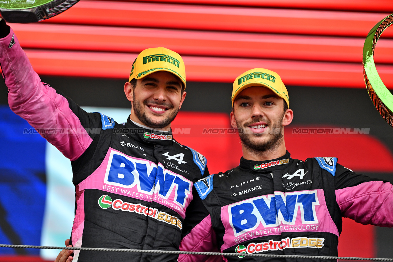 GP BRASILE, (L to R): Esteban Ocon (FRA) Alpine F1 Team celebrates his second position on the podium with third placed team mate Pierre Gasly (FRA) Alpine F1 Team.

03.11.2024. Formula 1 World Championship, Rd 21, Brazilian Grand Prix, Sao Paulo, Brazil, Gara Day.

- www.xpbimages.com, EMail: requests@xpbimages.com © Copyright: Price / XPB Images