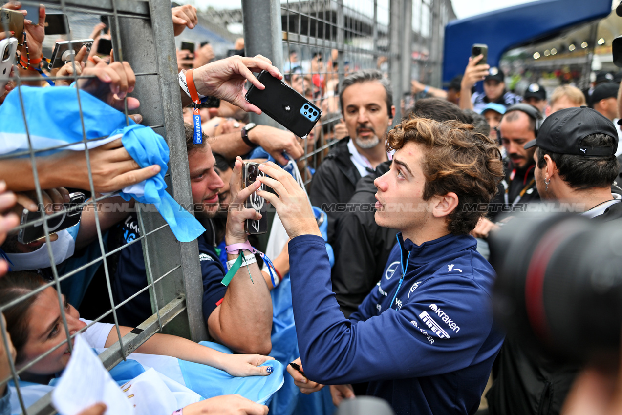 GP BRASILE, Franco Colapinto (ARG) Williams Racing with fans.

03.11.2024. Formula 1 World Championship, Rd 21, Brazilian Grand Prix, Sao Paulo, Brazil, Gara Day.

- www.xpbimages.com, EMail: requests@xpbimages.com © Copyright: Price / XPB Images