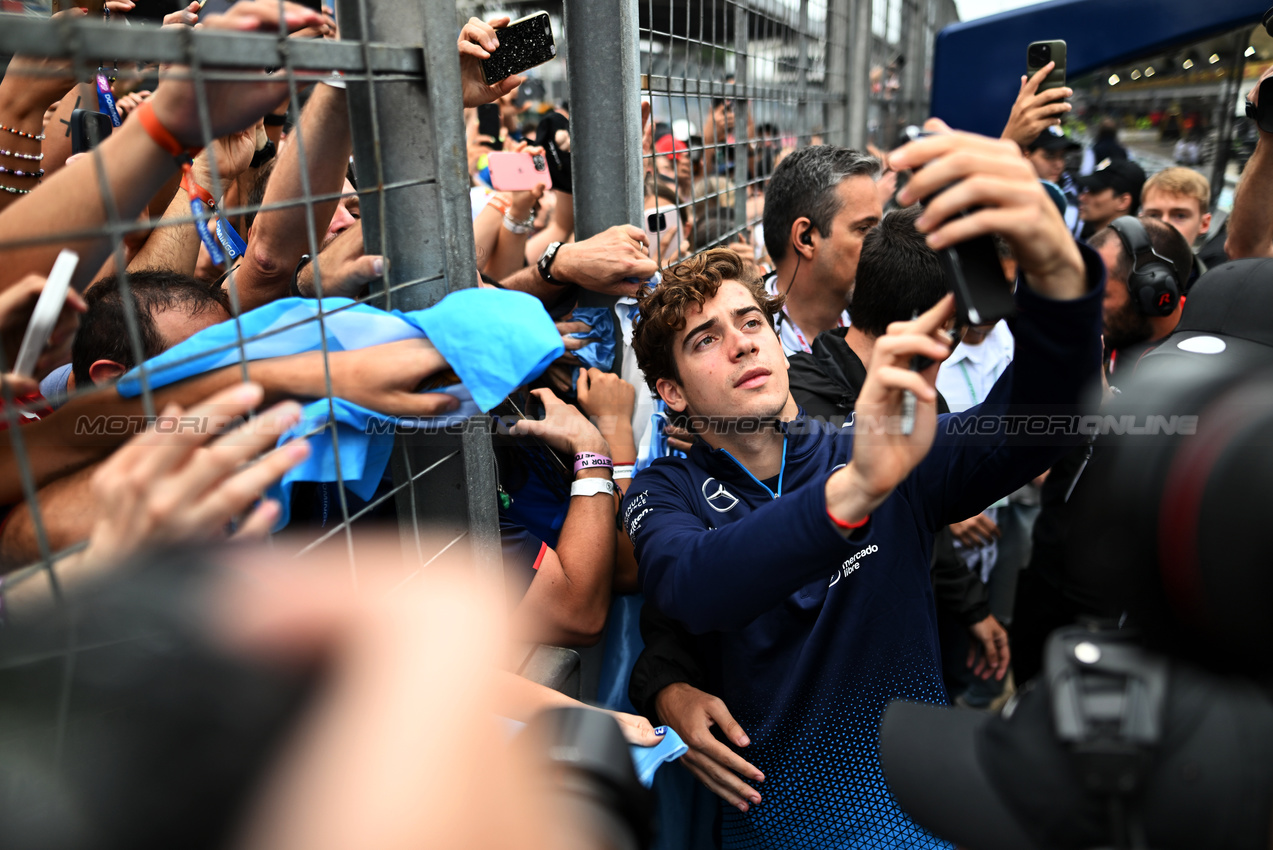 GP BRASILE, Franco Colapinto (ARG) Williams Racing with fans.

03.11.2024. Formula 1 World Championship, Rd 21, Brazilian Grand Prix, Sao Paulo, Brazil, Gara Day.

- www.xpbimages.com, EMail: requests@xpbimages.com © Copyright: Price / XPB Images