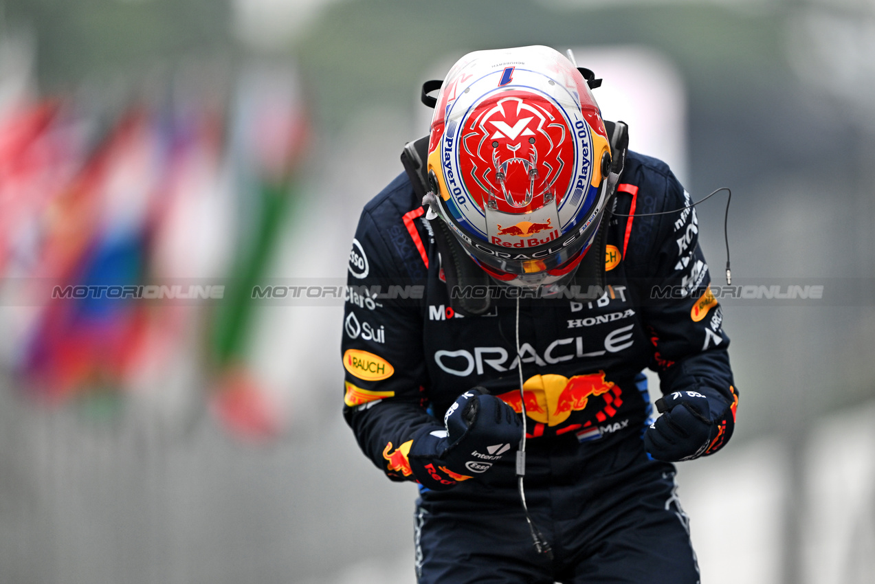 GP BRASILE, Gara winner Max Verstappen (NLD) Red Bull Racing celebrates in parc ferme.

03.11.2024. Formula 1 World Championship, Rd 21, Brazilian Grand Prix, Sao Paulo, Brazil, Gara Day.

- www.xpbimages.com, EMail: requests@xpbimages.com © Copyright: Price / XPB Images