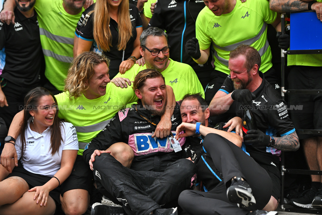 GP BRASILE, Alpine F1 Team celebrate a 2-3 finish.

03.11.2024. Formula 1 World Championship, Rd 21, Brazilian Grand Prix, Sao Paulo, Brazil, Gara Day.

- www.xpbimages.com, EMail: requests@xpbimages.com © Copyright: Price / XPB Images