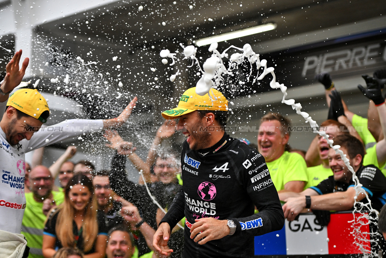 GP BRASILE, Pierre Gasly (FRA) Alpine F1 Team celebrates his third position with the team.

03.11.2024. Formula 1 World Championship, Rd 21, Brazilian Grand Prix, Sao Paulo, Brazil, Gara Day.

- www.xpbimages.com, EMail: requests@xpbimages.com © Copyright: Price / XPB Images