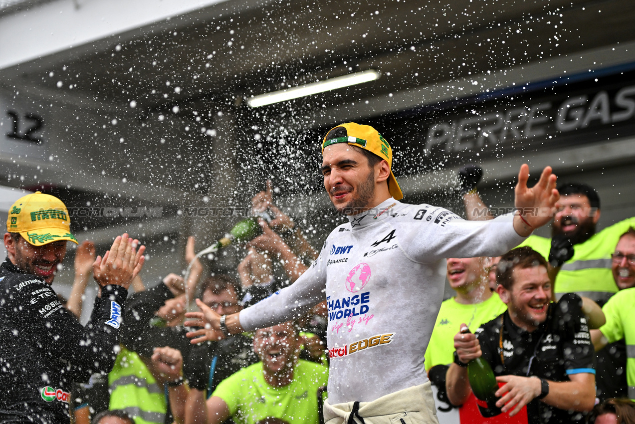 GP BRASILE, Esteban Ocon (FRA) Alpine F1 Team celebrates his second position with the team.

03.11.2024. Formula 1 World Championship, Rd 21, Brazilian Grand Prix, Sao Paulo, Brazil, Gara Day.

- www.xpbimages.com, EMail: requests@xpbimages.com © Copyright: Price / XPB Images